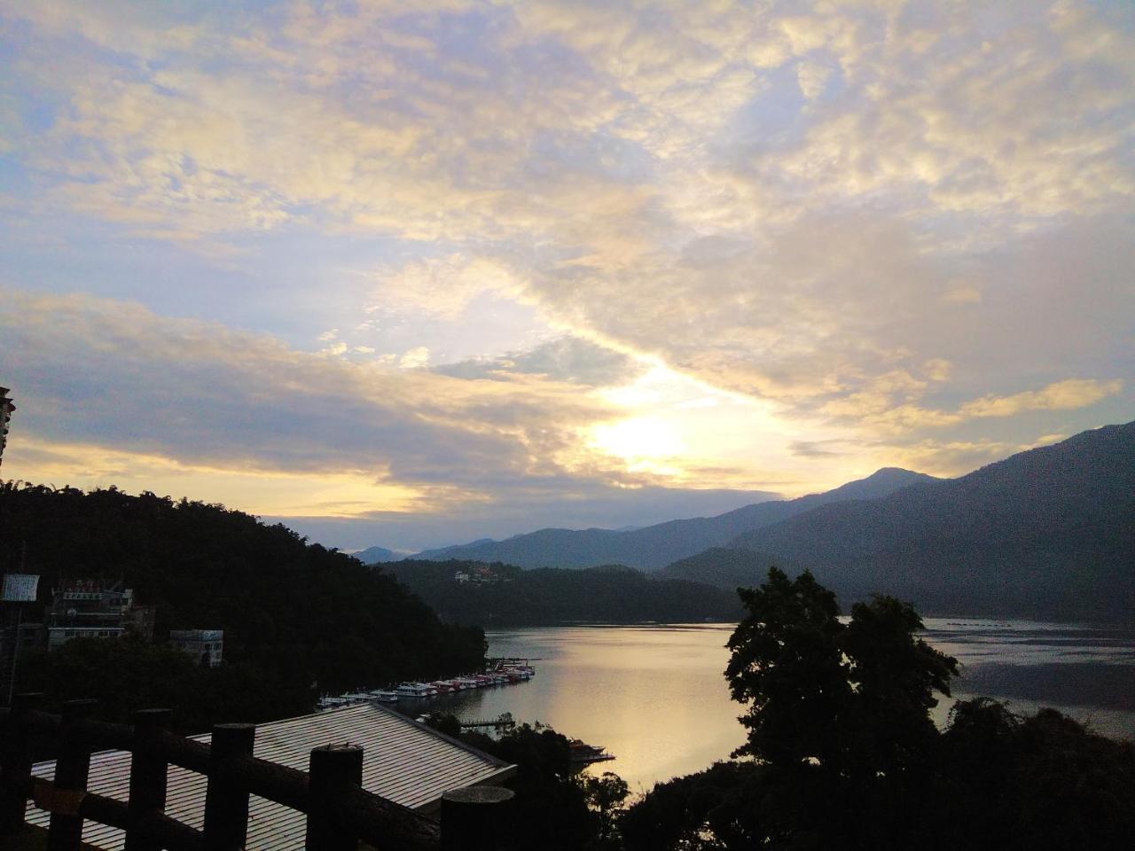 Sun Moon Lake Crown Yu Hotel Юйчи Экстерьер фото